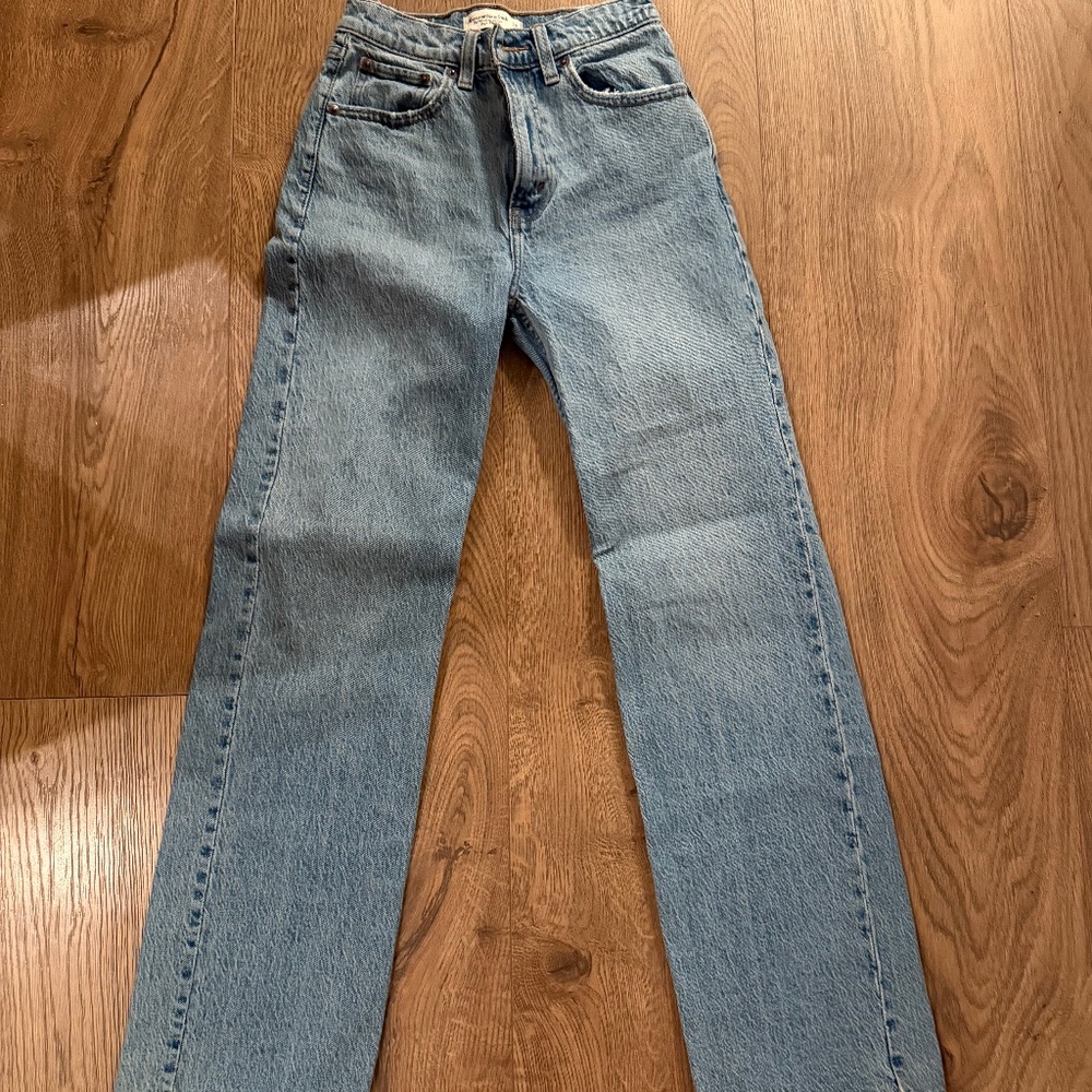 Abercrombie The 90s Relaxed Jean High Rise
